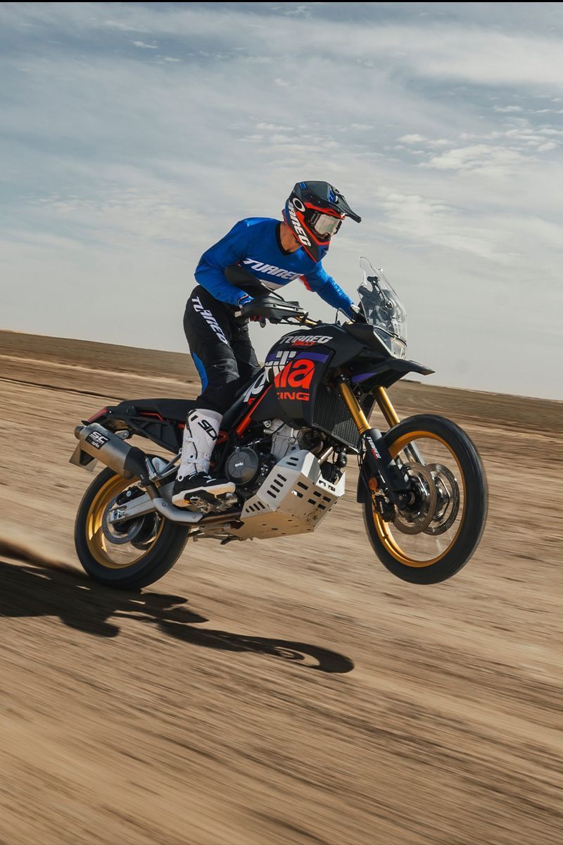 Ein Roboter vor einem roten Hintergrund. Der Roboter hat einen Metallkörper.