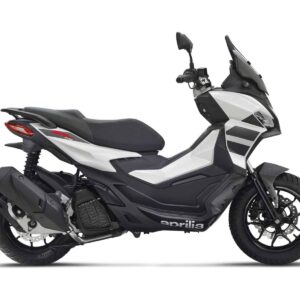 Weißen Motorroller mit schwarzen Details Ein schwarzer und weißer Motorroller, Ansicht von der Seite. Der Motorroller hat ein großes Frontschild und einen kleinen Sattel.