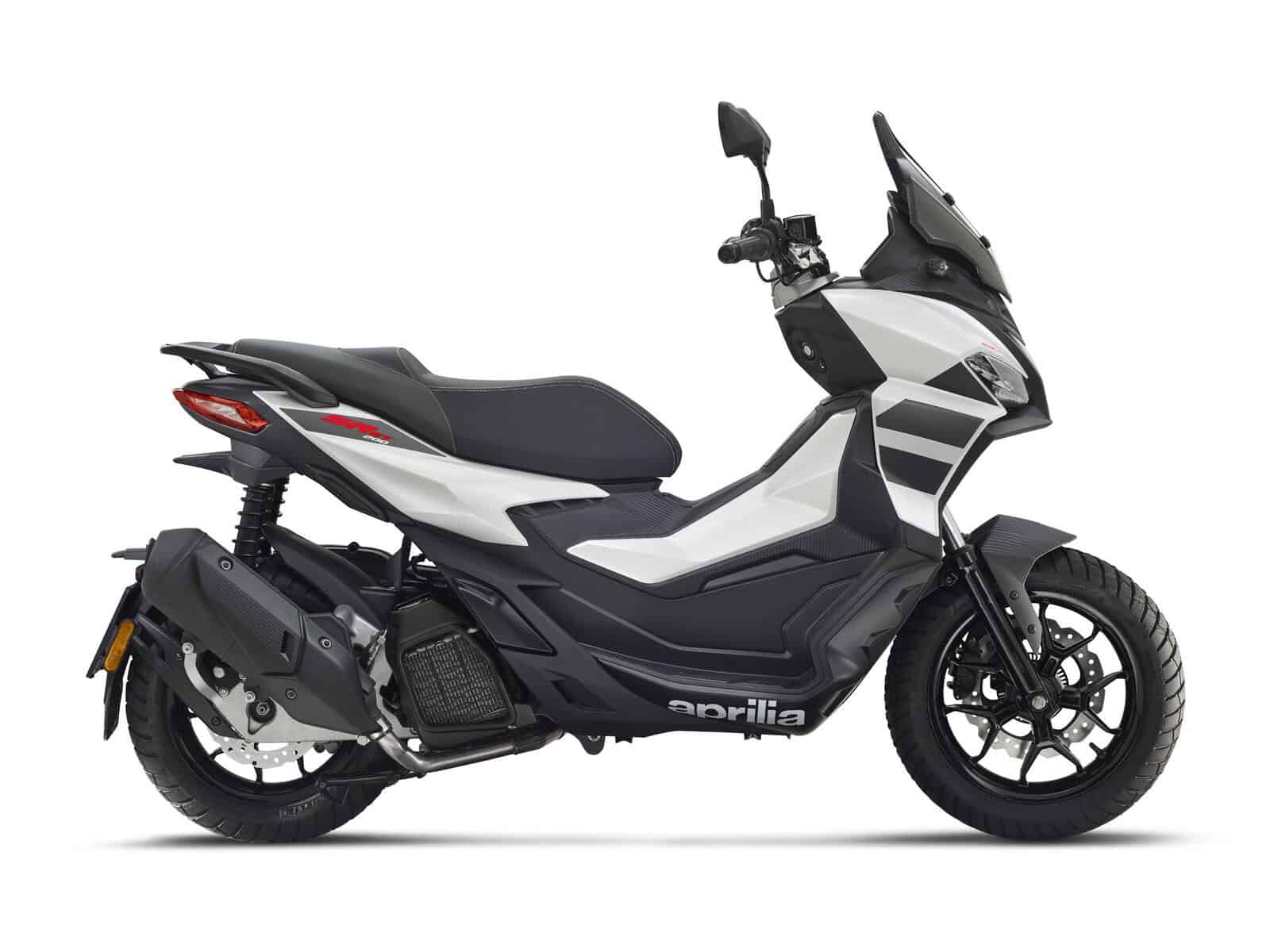 Weißen Motorroller mit schwarzen Details Ein schwarzer und weißer Motorroller, Ansicht von der Seite. Der Motorroller hat ein großes Frontschild und einen kleinen Sattel.