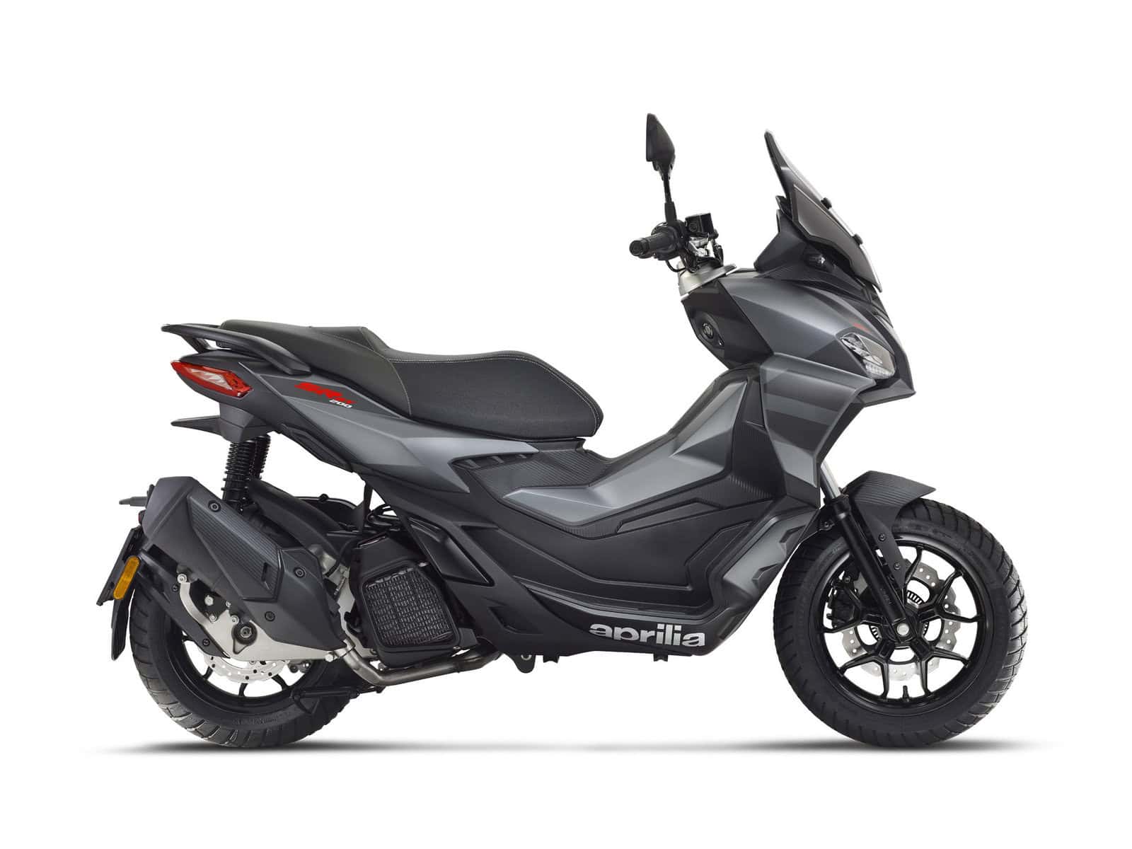 Schwarzes Motorroller mit modernem Design Ein schwarzer Motorroller mit einem modernen und sportlichen Design. Er hat ein minimalistisches Erscheinungsbild.