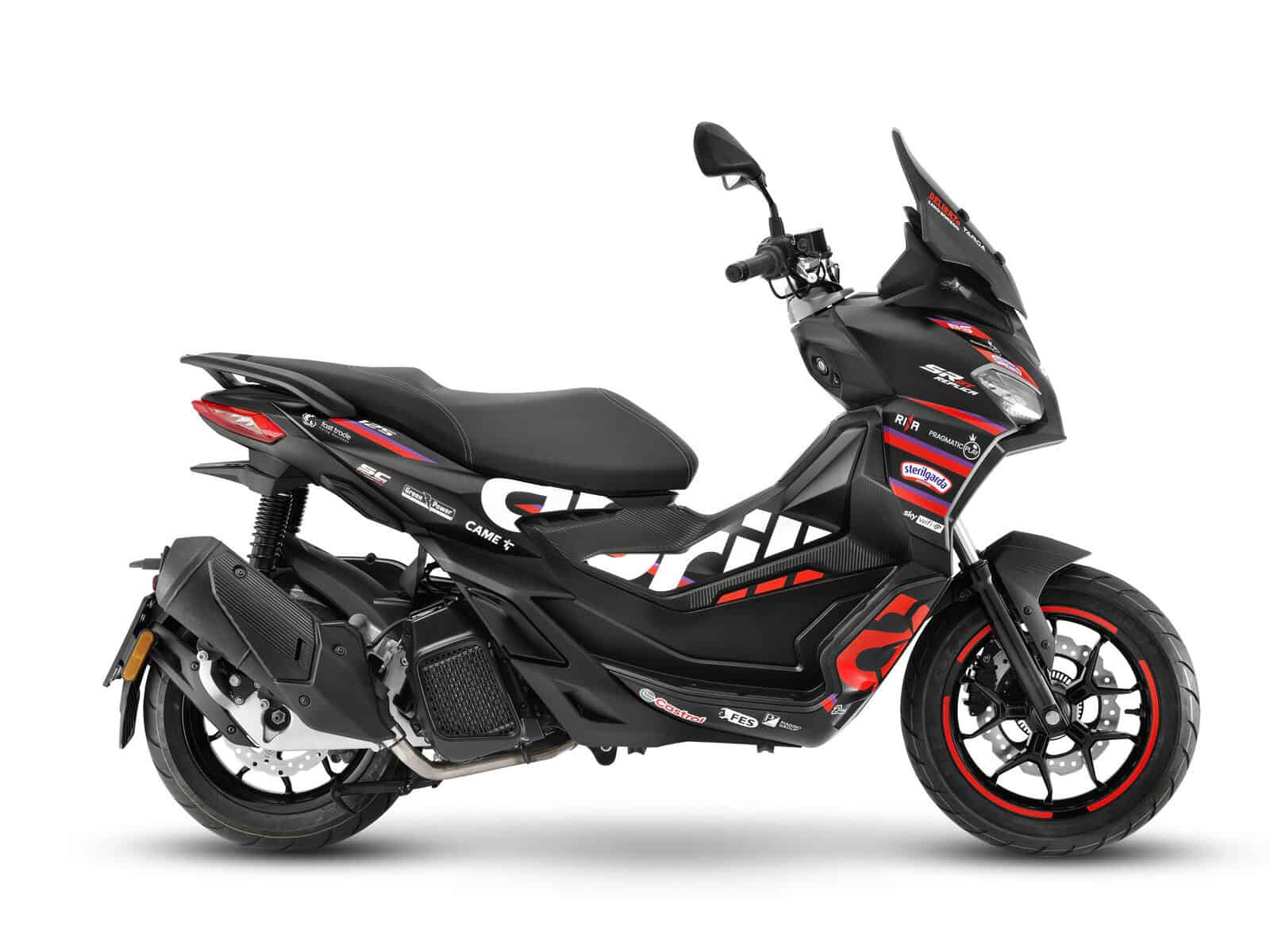 Ein schwarzes Motorrad mit roten und weißen Akzenten. Es hat ein sportliches Design.