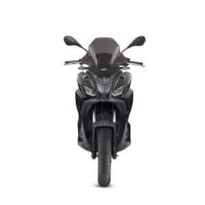 Schwarzes Motorrad von vorne Ein schwarzes Motorrad. Frontansicht eines modernen Motorrollers.