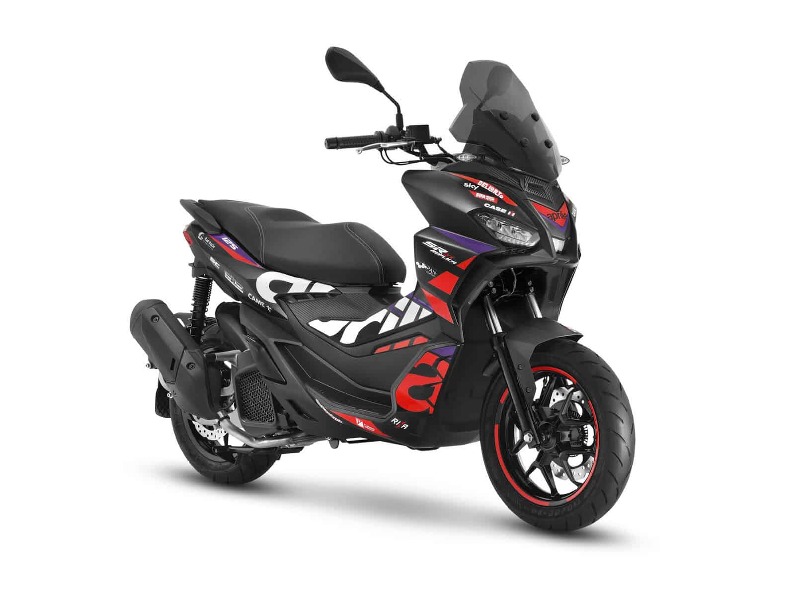 Ein schwarzes Motorrad mit roten und violetten Dekorationen. Es hat ein sportliches Design.