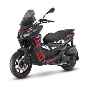 Ein schwarzes Motorrad mit roten und violetten Designs. Es hat eine Windschutzscheibe und ein großes Sitz.