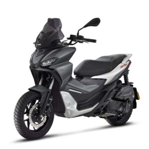 Ein schwarzes Motorrad mit windsichützendem Schild Ein schwarzes Motorrad mit windsichützendem Schild. Es sieht modern aus.