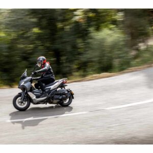 Motorradfahrer auf der Straße Ein Motorradfahrer fährt auf einer Straße. Der Fahrer trägt Schutzkleidung.
