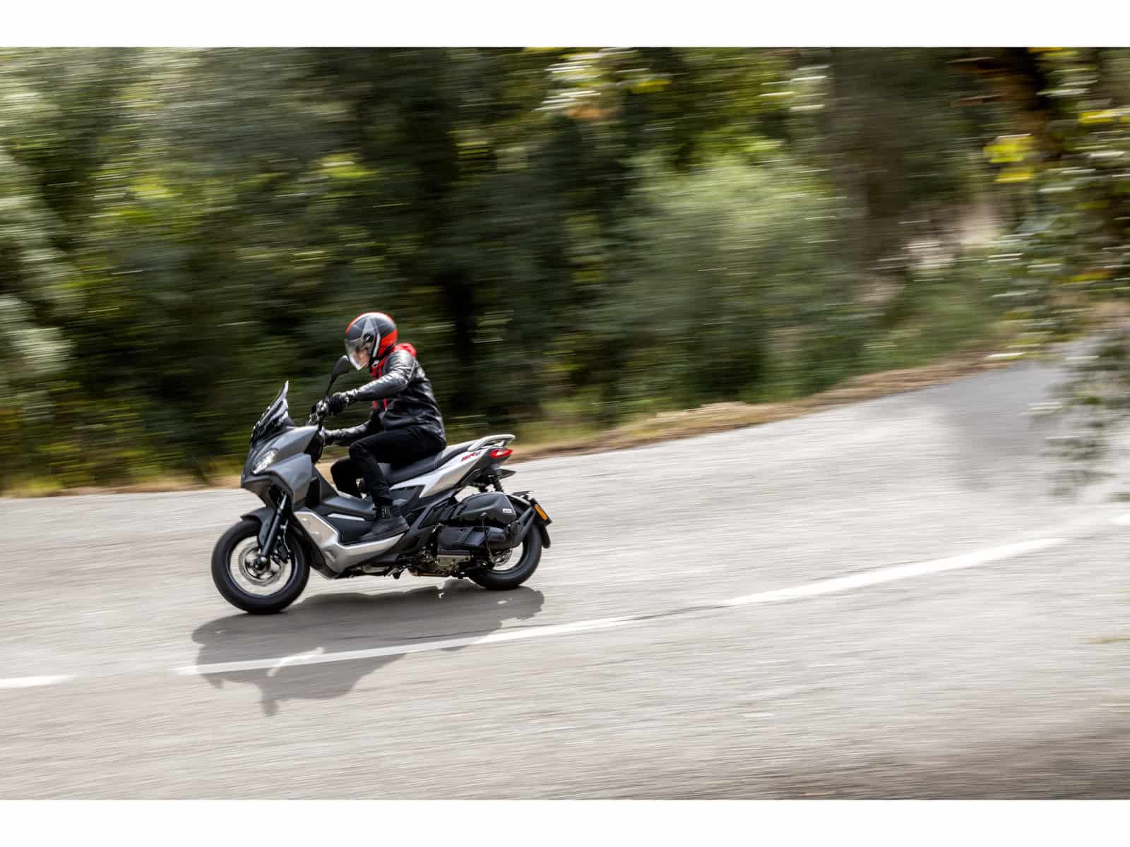 Motorradfahrer auf der Straße Ein Motorradfahrer fährt auf einer Straße. Der Fahrer trägt Schutzkleidung.